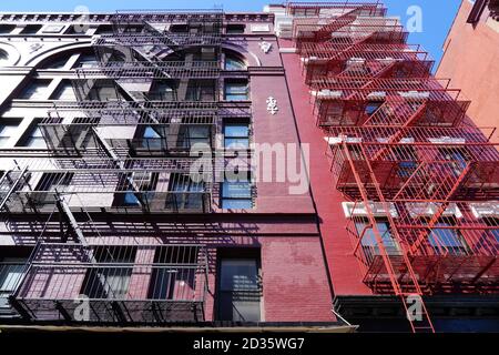 NEW YORK CITY, NY -27 SEP 2020- Blick auf Notausgänge von Feuerlöschanlagen an der Außenseite von alten Gebäuden in Chinatown, Manhattan, New York City. Stockfoto