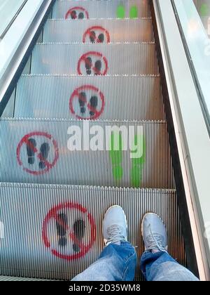 Soziale Abstandsschilder auf der Treppe zu Fuß wegen Coronavirus Stockfoto