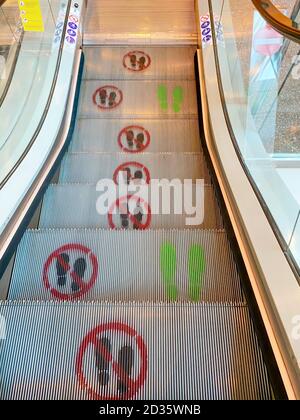 Soziale Abstandsschilder auf der Treppe zu Fuß wegen Coronavirus Stockfoto