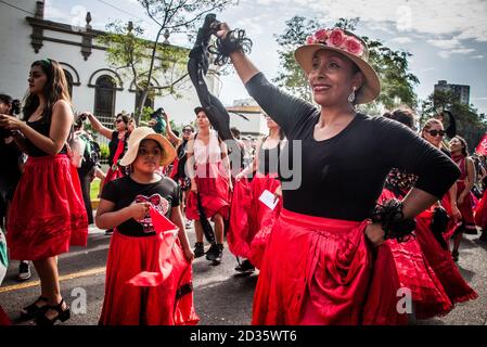 Frauen aus der 'Wir sind 2074' Aktivistengruppe Marching & solidarisches tanzen auf der Straße am Internationalen Frauentag 2020 Stockfoto