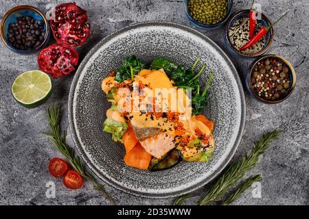 Geräucherter Lachs mit Cheddar-Käse, rotem Kaviar, Spinat, Zucchini und Karotten Stockfoto