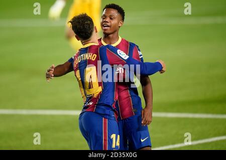 Phillippe Coutinho vom FC Barcelona feiert sein Tor mit Ansu Fati während des La Liga Spiels zwischen FC Barcelona und Sevilla FC gespielt im Camp Nou Stadion am 4. Oktober 2020 in Barcelona, Spanien. (Foto von PRESSINPHOTO) Stockfoto