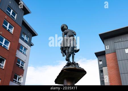 Glasgow, Schottland, Großbritannien. Oktober 2020. Das Time Out Magazin hat Dennistoun im East End von Glasgow zu einem der coolsten Viertel der Welt gekürt. Im Bild: Statue von William F Cody oder Buffalo Bill, die an ihn erinnert, als er 1891 seine Wild West Show nach Dennistoun brachte. Iain Masterton/Alamy Live News Stockfoto