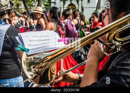 Frauen der Aktivistengruppe "Wir sind 2074" marschieren, spielen Live-Musik & tanzen solidarisch auf den Straßen am Internationalen Frauentag 2020, Peru Stockfoto