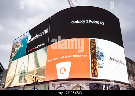 Beleuchtete Werbung im Piccadilly Circus in London, Großbritannien. Piccadilly Circus war umgeben von beleuchteten Werbelaufungen auf Gebäuden, starti Stockfoto