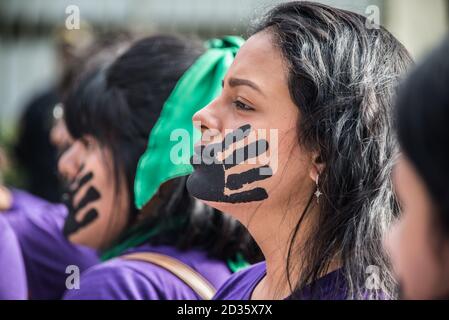 Frauen protestieren mit gemalten Gesichtern am Internationalen Frauentag 2020. März in Lima, Peru Stockfoto