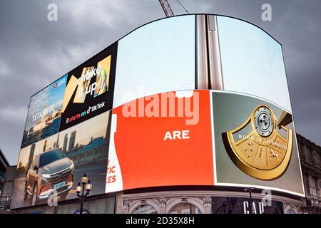 Beleuchtete Werbung im Piccadilly Circus in London, Großbritannien. Piccadilly Circus war umgeben von beleuchteten Werbelaufungen auf Gebäuden, starti Stockfoto