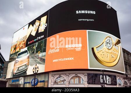 Beleuchtete Werbung im Piccadilly Circus in London, Großbritannien. Piccadilly Circus war umgeben von beleuchteten Werbelaufungen auf Gebäuden, starti Stockfoto