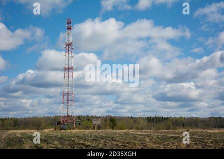Mobilfunk-Basisstation im Feld. Stockfoto