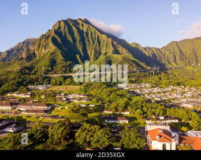 Luftaufnahme von grünen Bergklippen und der berühmten Haiku Treppe in Oahu, Hawaii Stockfoto
