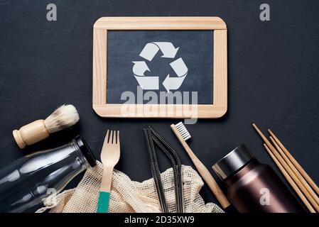 Ein Stapel von nachhaltigen Haushaltsgegenständen ohne Plastik, wie nachfüllbare Metall- und Glasflaschen, Einkaufstaschen oder Toilettenartikel aus Holz, Besteck und ch Stockfoto