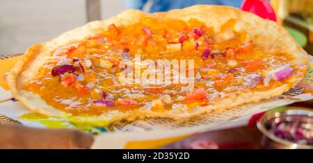 Leckere Rajasthani Frühstück Dal Pakwan, der daal mit dhaniya chutney. Stockfoto