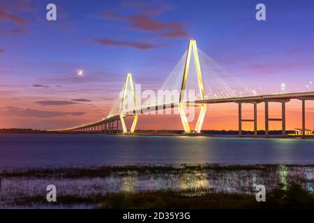 Charleston, South Carolina, USA bei der Arthur Ravenel Jr. Bridge in der Abenddämmerung. Stockfoto