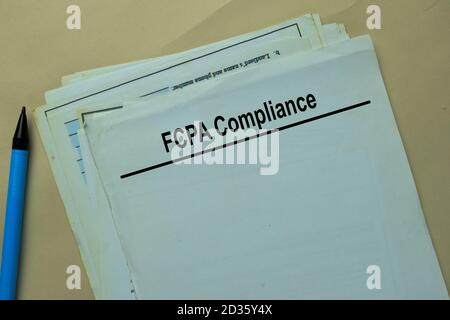 FCPA Compliance schreibt auf einem Papierkram, der auf dem Büroschreibtisch isoliert ist. Stockfoto