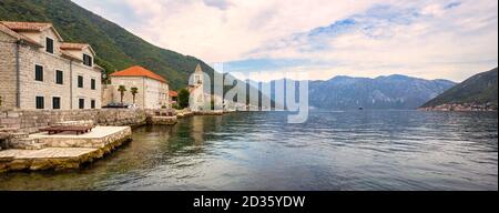 Malerisches mediterranes Dorf mit Steinhäusern gegen graue Berge, Montenegro, Bucht von Kotor (Adria), Stoliv Dorf. Reisekonzept, Stockfoto