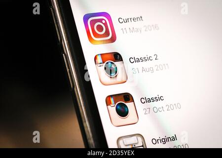 Warschau, Pl. Oktober 2020. Verschiedene Versionen des Instagram-App-Icons sind in der Instagram-App auf einem iPhone zu sehen in dieser Abbildung aufgenommen in Warschau, Polen am 7. Oktober 2020. Instagram bietet Nutzern klassische Versionen der Anwendung Icon Design zu feiern, es ist 10. Jahr. (Foto von Jaap Arriens/Sipa USA) Quelle: SIPA USA/Alamy Live News Stockfoto