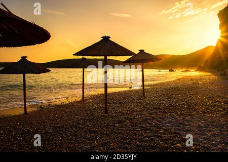 Schöner Sonnenuntergang am Strand Jaz in der Nähe von Budva in Montenegro (Adria), Europa. Reisekonzept, Hintergrund. Stockfoto