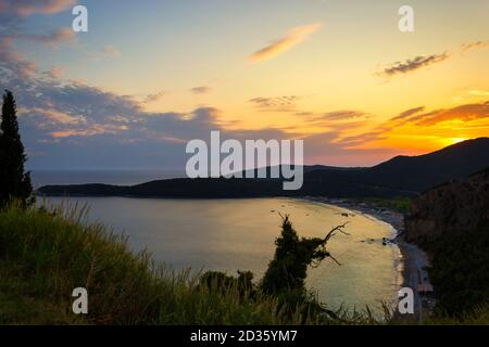 Schöner Sonnenuntergang über Jaz Strand in der Nähe von Budva in Montenegro (Adria), Europa. Reisekonzept, Hintergrund. Stockfoto