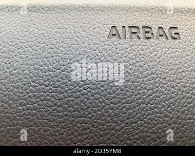 Makro eines Airbag-Schildes auf einem Armaturenbrett. Nahaufnahme Airbag Schild im Auto. Stockfoto