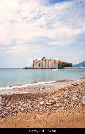 Sveti Stefan, kleine Insel und Resort in Montenegro. Balkan, Adria, Europa. Reisekonzept, Hintergrund. Stockfoto