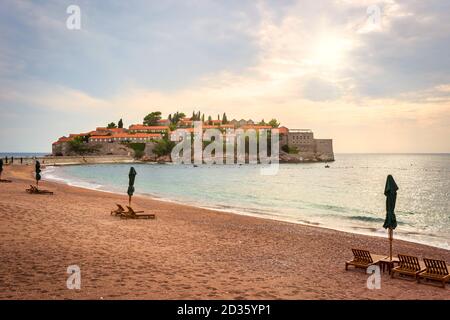 Sveti Stefan, kleine Insel und Resort in Montenegro. Balkan, Adria, Europa. Reisekonzept, Hintergrund. Stockfoto
