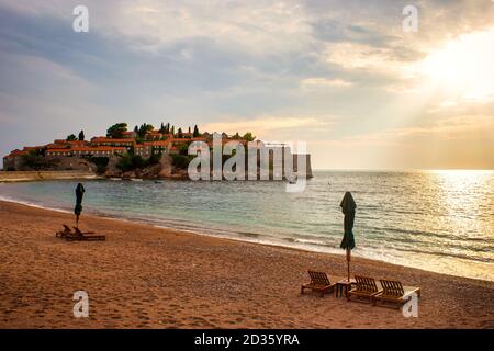 Sveti Stefan historische Stadt Insel und Paradies Sandstrand bei Sonnenuntergang. Budva riviera, Montenegro (Adria), Europa. Reisekonzept, Hintergrund. Stockfoto