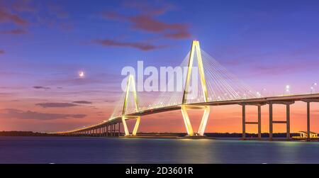 Charleston, South Carolina, USA bei der Arthur Ravenel Jr. Bridge in der Abenddämmerung. Stockfoto