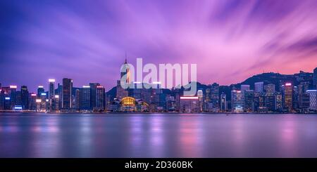 Dämmerung des Victoria Harbour von Hong Kong Stockfoto