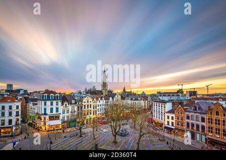 Brüssel, Belgium plaza und Skyline mit dem Rathausturm in der Abenddämmerung. Stockfoto