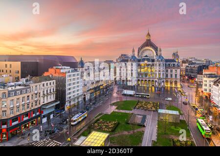 Antwerpen, Belgien, Stadtbild am Centraal Bahnhof von Nacht bis zum Morgengrauen. Stockfoto