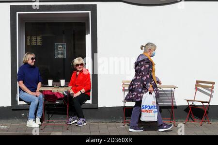 Liz Gartland (links) und Marie Howard sitzen im Fenster eines Cafés an der Hauptstraße in Leixlip, Co. Kildare, als Restaurants und Cafés, einschließlich Bars oder Pubs, die Essen oder nasse Pubs servieren, Kann für Take-away und Lieferung und Essen im Freien oder Service für ein absolutes Maximum von 15 Personen offen bleiben, da das gesamte Land ist jetzt auf Ebene 3 Beschränkungen. Stockfoto