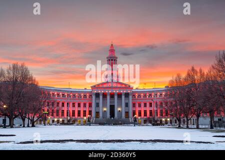 Denver, Colorado, USA Stadt und Grafschaft Gebäude in der Dämmerung im Winter. Stockfoto