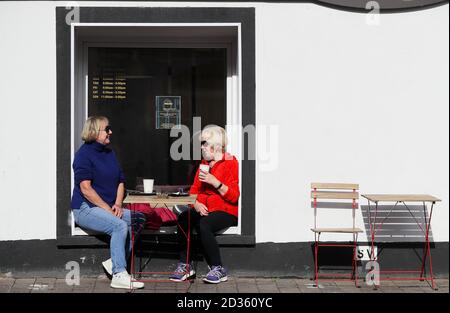 Liz Gartland (links) und Marie Howard sitzen im Fenster eines Cafés an der Hauptstraße in Leixlip, Co. Kildare, als Restaurants und Cafés, einschließlich Bars oder Pubs, die Essen oder nasse Pubs servieren, Kann für Take-away und Lieferung und Essen im Freien oder Service für ein absolutes Maximum von 15 Personen offen bleiben, da das gesamte Land ist jetzt auf Ebene 3 Beschränkungen. Stockfoto