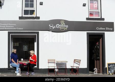 Liz Gartland (links) und Marie Howard sitzen im Fenster eines Cafés an der Hauptstraße in Leixlip, Co. Kildare, als Restaurants und Cafés, einschließlich Bars oder Pubs, die Essen oder nasse Pubs servieren, Kann für Take-away und Lieferung und Essen im Freien oder Service für ein absolutes Maximum von 15 Personen offen bleiben, da das gesamte Land ist jetzt auf Ebene 3 Beschränkungen. Stockfoto