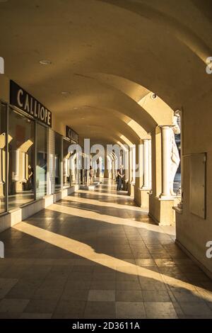 SKOPJE, MAZEDONIEN - 01. Sep 2020: Schönes Straßenleben und Architektur von Nord-Mazedonien. Stockfoto