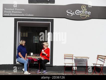 Liz Gartland (links) und Marie Howard sitzen im Fenster eines Cafés an der Hauptstraße in Leixlip, Co. Kildare, als Restaurants und Cafés, einschließlich Bars oder Pubs, die Essen oder nasse Pubs servieren, Kann für Take-away und Lieferung und Essen im Freien oder Service für ein absolutes Maximum von 15 Personen offen bleiben, da das gesamte Land ist jetzt auf Ebene 3 Beschränkungen. Stockfoto