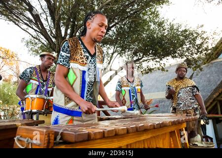 Johannesburg, Südafrika - 29. Juli 2012: Afrikanische Männer spielen traditionelle Trommeln für Touristen Stockfoto