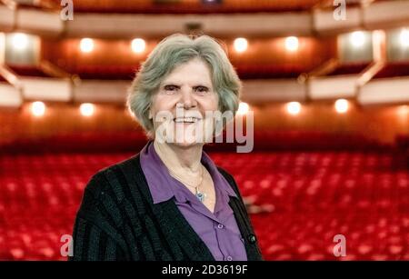 Hamburg, Deutschland. Oktober 2020. Die deutsche Sopranistin Anja Silja steht auf der Bühne des Deutschen Schauspielhauses in Hamburg. Vom 11. Oktober bis zum 21. November 2020 singt der 80-Jährige dort sieben Mal als die Frau in Schönbergs Pierrot Lunaire/La Voix Humaine. Quelle: Markus Scholz/dpa/Alamy Live News Stockfoto