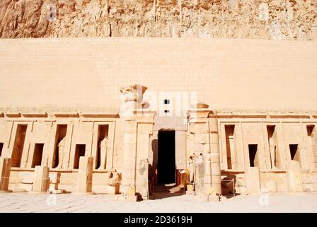 Das Tor des beeindruckenden Totentempels der Königin Hatschepsut. Westufer des Nils in der Nähe des Tals der Könige. Unesco-Weltkulturerbe. Luxor Stockfoto