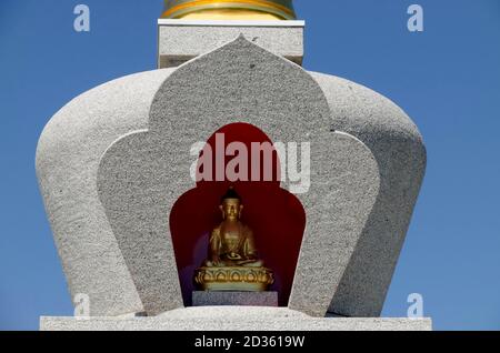 Nahaufnahme der buddhistischen Stupa Sofia im Retreat Center Plana - Diamondway Buddhismus Bulgarien in der Nähe von Vitosha, Rila, Pirin und Balkan Berge Stockfoto