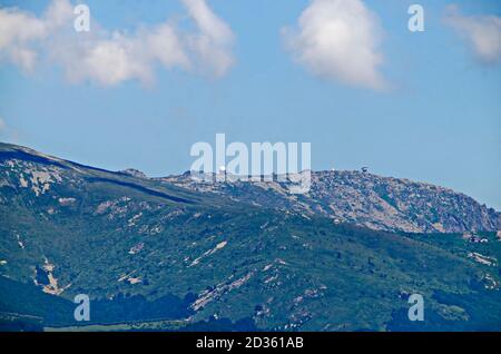 Touristisches Ziel und Radarsystem Cherni Vrah auf Vitosha Berg, Nationalpark in der Nähe von Sofia, Bulgarien Stockfoto