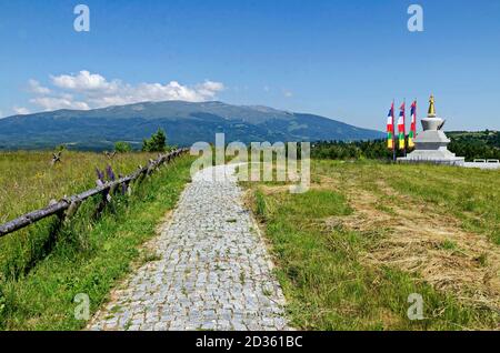 Blick von der Buddhistischen stupa Sofia im Retreat Center Plana-Diamantweg Buddhismus in Bulgarien in der Nähe von Vitosha, Rila, Pirin, und Balkan Berge Stockfoto