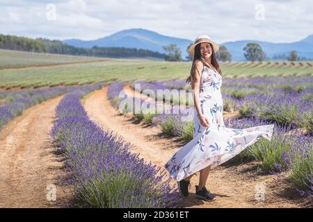 Portrait der schönen romantischen Frau floral Kleid stilvolle Hut tanzen Im Bereich der Lavendelblüten Stockfoto