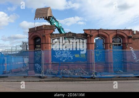 Birmingham, Großbritannien. Oktober 2020. Ein Wahrzeichen von Birmingham, das Eagle and tun in Digbeth, wurde abgerissen, um Platz für die HS2-Bahnlinie zu machen. Der viktorianische Pub wurde berühmt als Kulisse für das Video der Rockgruppe UB40 von Red Red Wine - ein Hit für die Band im Jahr 1983. Das Gebäude wurde auch von Ed Sheeran für ein Video mit den Grime-Künstlern MC Jaykae und Aitch genutzt. Die Kneipe wurde 2019 im Rahmen einer obligatorischen Bestellung übernommen. Kredit: Peter Lopeman/Alamy Live Nachrichten Stockfoto