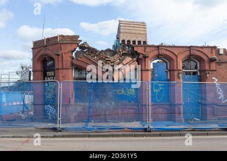 Birmingham, Großbritannien. Oktober 2020. Ein Wahrzeichen von Birmingham, das Eagle and tun in Digbeth, wurde abgerissen, um Platz für die HS2-Bahnlinie zu machen. Der viktorianische Pub wurde berühmt als Kulisse für das Video der Rockgruppe UB40 von Red Red Wine - ein Hit für die Band im Jahr 1983. Das Gebäude wurde auch von Ed Sheeran für ein Video mit den Grime-Künstlern MC Jaykae und Aitch genutzt. Die Kneipe wurde 2019 im Rahmen einer obligatorischen Bestellung übernommen. Kredit: Peter Lopeman/Alamy Live Nachrichten Stockfoto