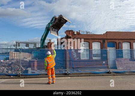 Birmingham, Großbritannien. Oktober 2020. Ein Wahrzeichen von Birmingham, das Eagle and tun in Digbeth, wurde abgerissen, um Platz für die HS2-Bahnlinie zu machen. Der viktorianische Pub wurde berühmt als Kulisse für das Video der Rockgruppe UB40 von Red Red Wine - ein Hit für die Band im Jahr 1983. Das Gebäude wurde auch von Ed Sheeran für ein Video mit den Grime-Künstlern MC Jaykae und Aitch genutzt. Die Kneipe wurde 2019 im Rahmen einer obligatorischen Bestellung übernommen. Kredit: Peter Lopeman/Alamy Live Nachrichten Stockfoto