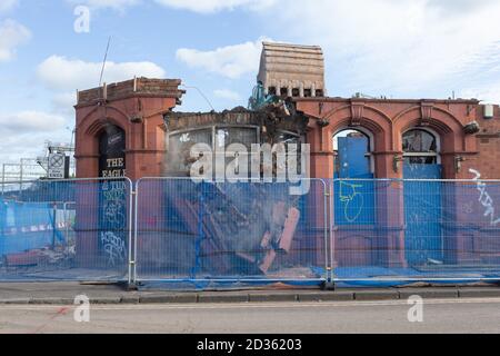 Birmingham, Großbritannien. Oktober 2020. Ein Wahrzeichen von Birmingham, das Eagle and tun in Digbeth, wurde abgerissen, um Platz für die HS2-Bahnlinie zu machen. Der viktorianische Pub wurde berühmt als Kulisse für das Video der Rockgruppe UB40 von Red Red Wine - ein Hit für die Band im Jahr 1983. Das Gebäude wurde auch von Ed Sheeran für ein Video mit den Grime-Künstlern MC Jaykae und Aitch genutzt. Die Kneipe wurde 2019 im Rahmen einer obligatorischen Bestellung übernommen. Kredit: Peter Lopeman/Alamy Live Nachrichten Stockfoto