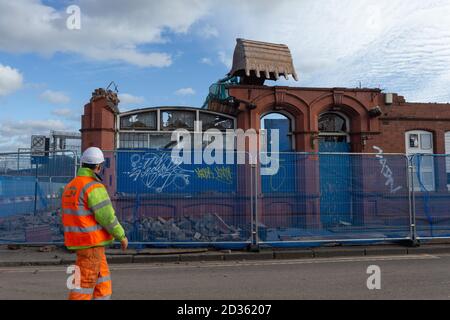 Birmingham, Großbritannien. Oktober 2020. Ein Wahrzeichen von Birmingham, das Eagle and tun in Digbeth, wurde abgerissen, um Platz für die HS2-Bahnlinie zu machen. Der viktorianische Pub wurde berühmt als Kulisse für das Video der Rockgruppe UB40 von Red Red Wine - ein Hit für die Band im Jahr 1983. Das Gebäude wurde auch von Ed Sheeran für ein Video mit den Grime-Künstlern MC Jaykae und Aitch genutzt. Die Kneipe wurde 2019 im Rahmen einer obligatorischen Bestellung übernommen. Kredit: Peter Lopeman/Alamy Live Nachrichten Stockfoto