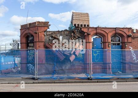 Birmingham, Großbritannien. Oktober 2020. Ein Wahrzeichen von Birmingham, das Eagle and tun in Digbeth, wurde abgerissen, um Platz für die HS2-Bahnlinie zu machen. Der viktorianische Pub wurde berühmt als Kulisse für das Video der Rockgruppe UB40 von Red Red Wine - ein Hit für die Band im Jahr 1983. Das Gebäude wurde auch von Ed Sheeran für ein Video mit den Grime-Künstlern MC Jaykae und Aitch genutzt. Die Kneipe wurde 2019 im Rahmen einer obligatorischen Bestellung übernommen. Kredit: Peter Lopeman/Alamy Live Nachrichten Stockfoto