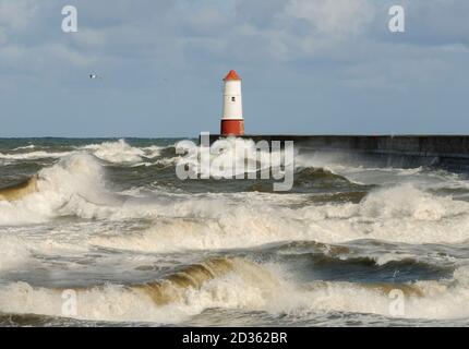 DW07640-Leuchtturm in Berwick-upon-Tweed im Sturm mit hohen Wellen Stockfoto